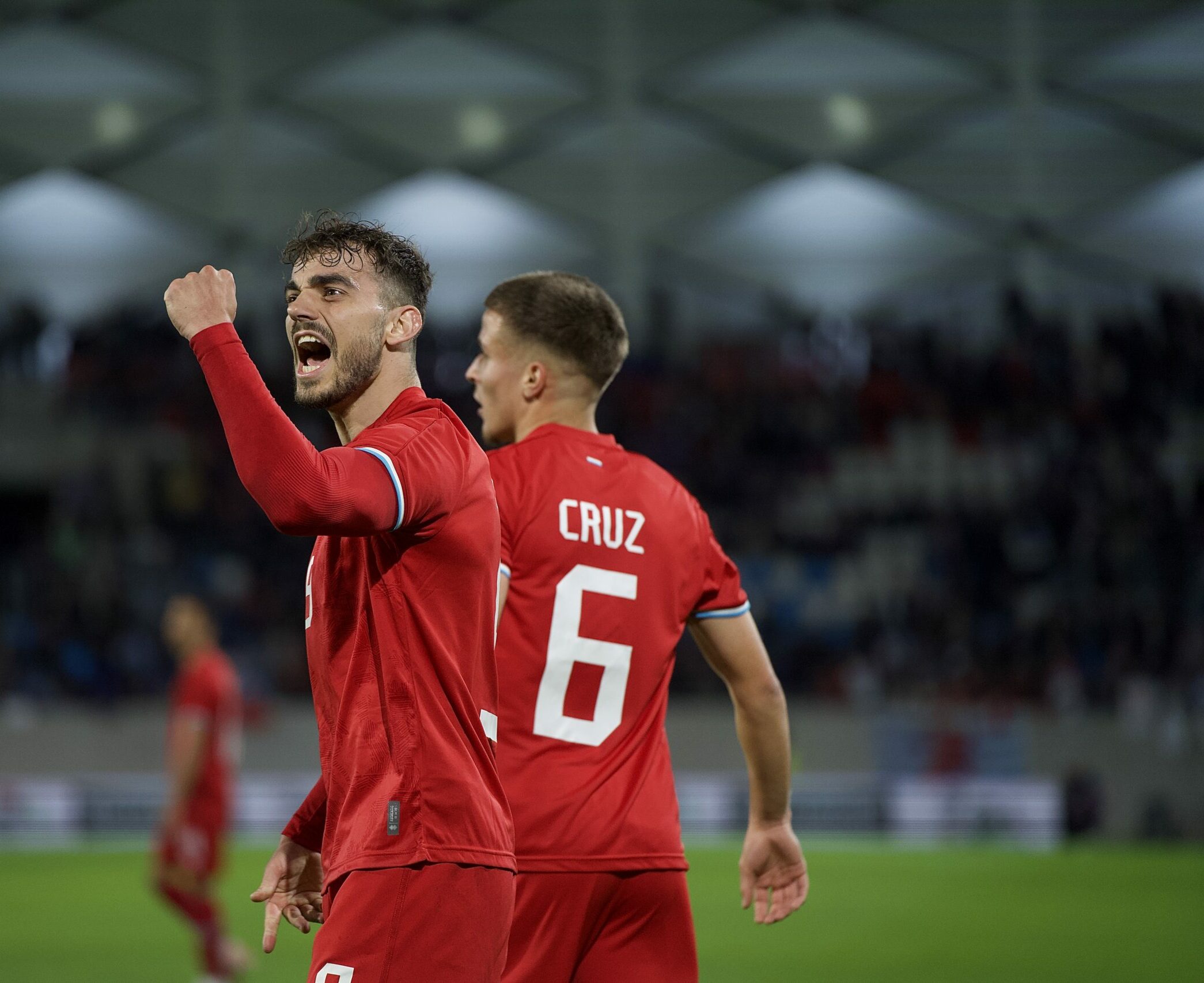 Danel Sinani, passeur sur le but de Seid Korac, exulte lors de la victoire surprise des Rout Léiwen face à la Suède
