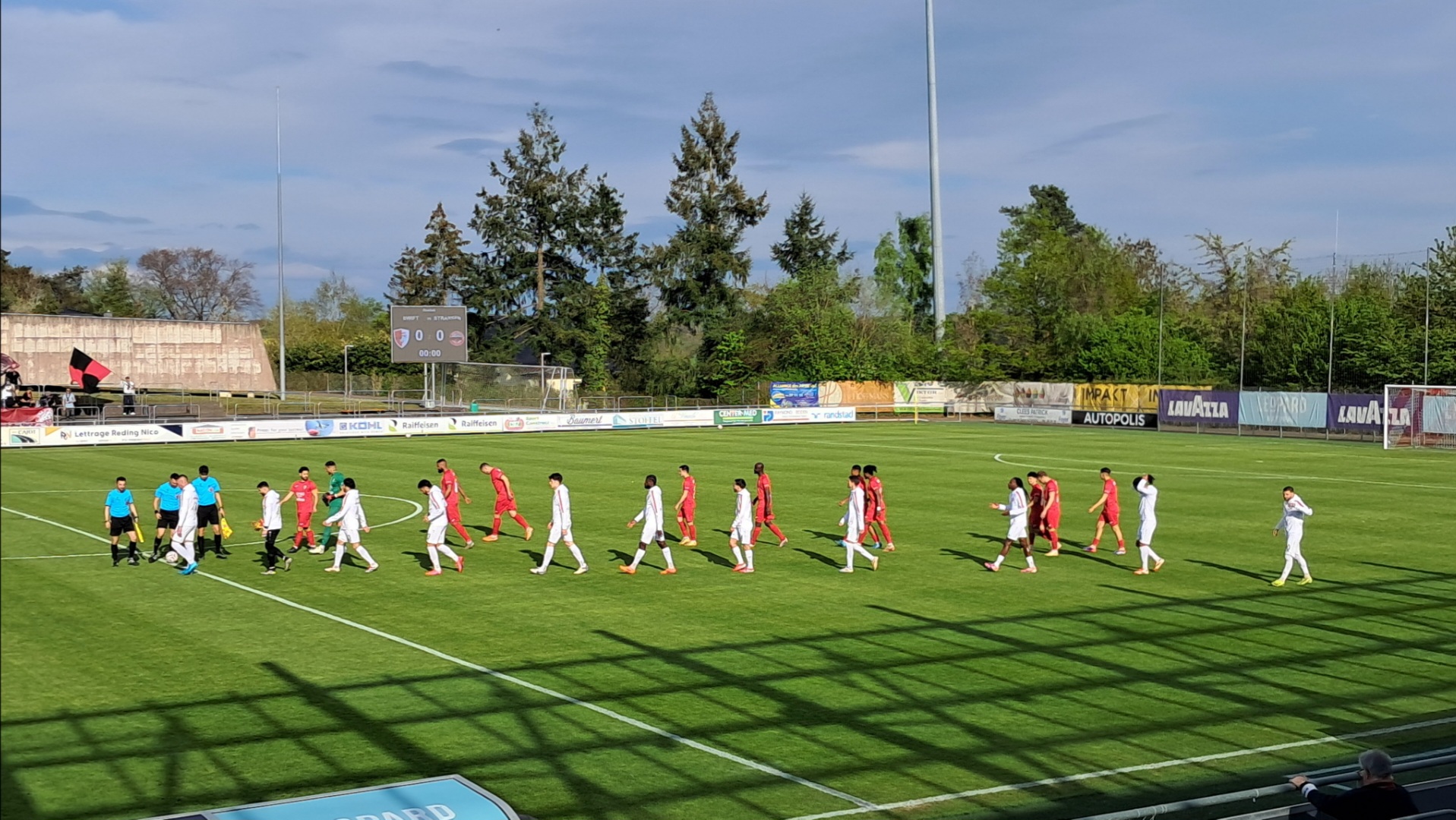 Les joueurs de Strassen et du Swift entrent sur la pelouse.