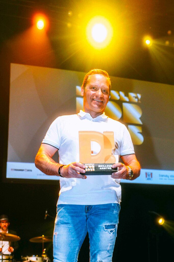 Anthonio Sgura avec le trophée d'Ivo Torres