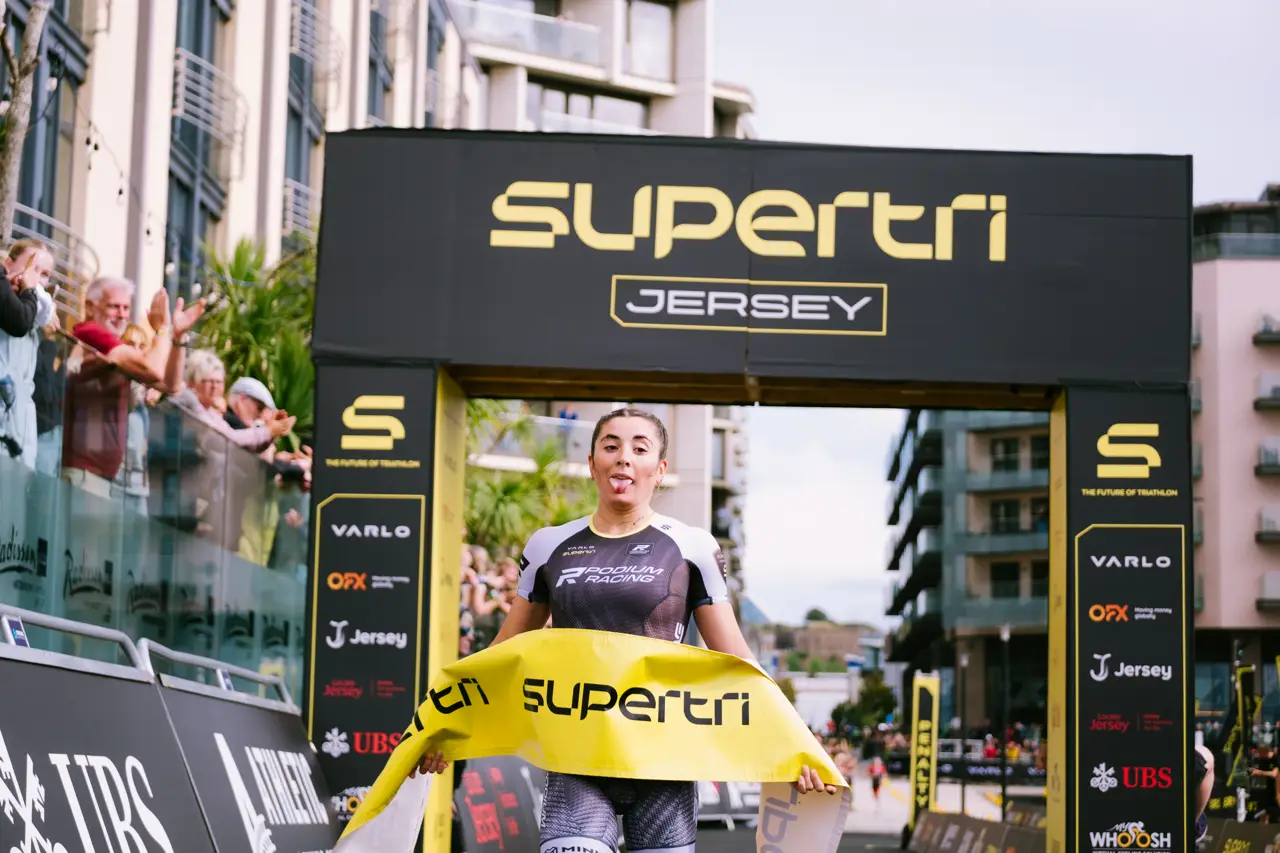 Jeanne Lehair remporte le triathlon de Jersey et s'empare de la tête du Supertri