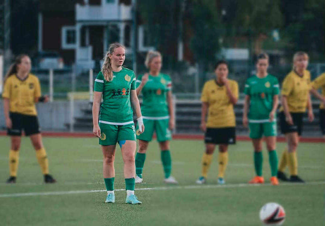 Chloé Létocart en Suède au Stallarholmens SK Dam