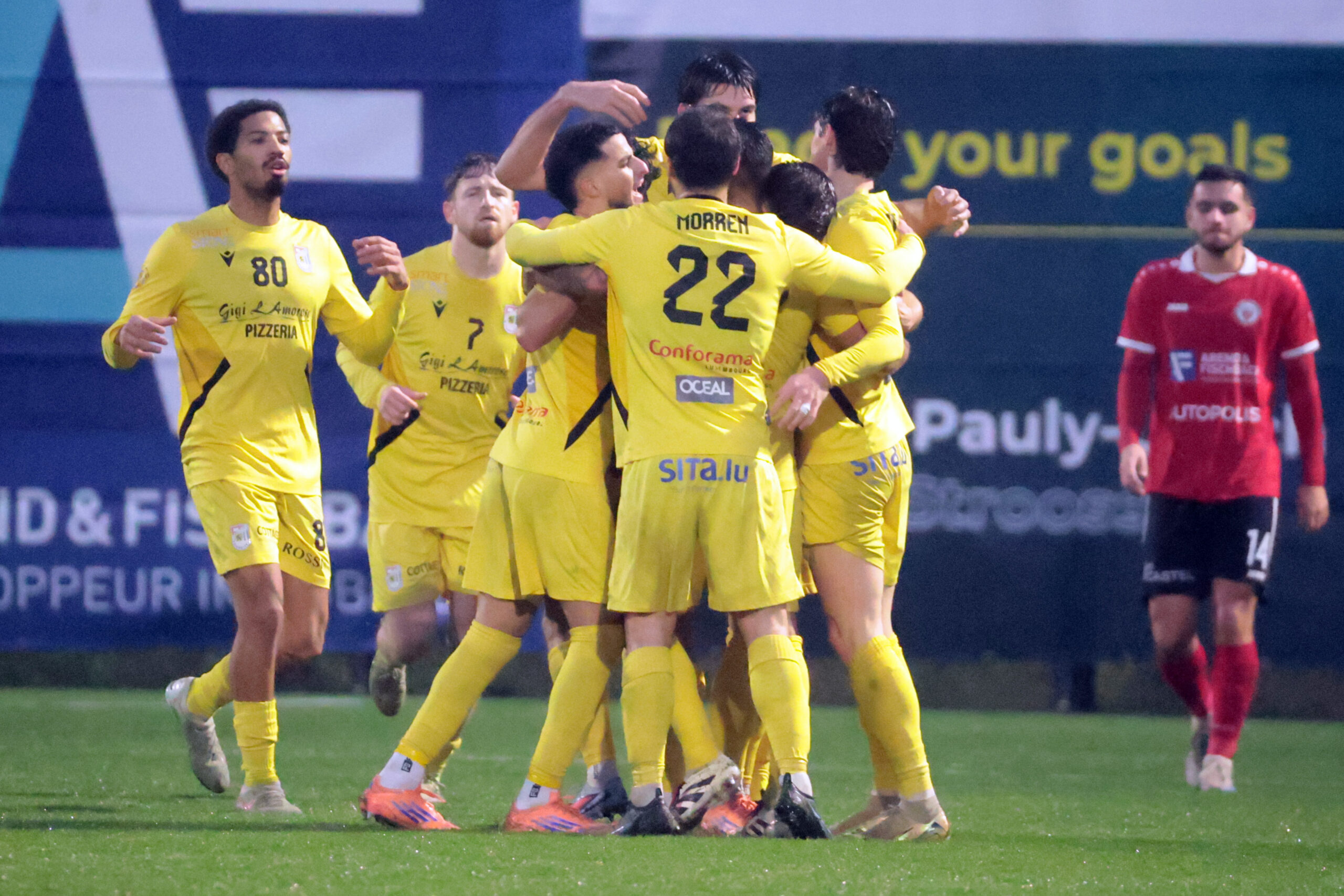 Le F91 célèbre sa victoire face au dauphin